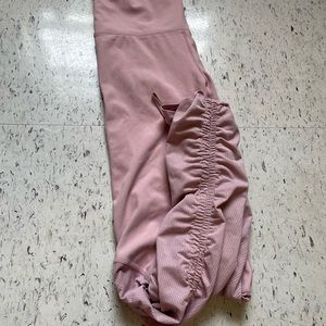 Pale pink fabletics leggings with scrunch